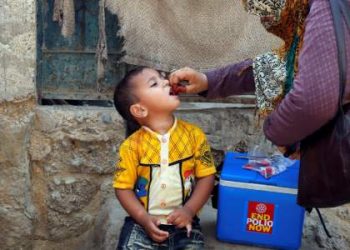 Image of Polio vaccinator and child