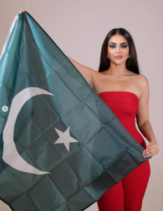 Rumy Al-Qahtani photos with pakistani flag