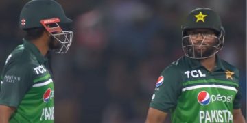 Image show 2 Pakistani Crickets in Ground during play