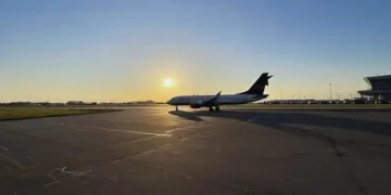 Image Show Empty Airport and Plane